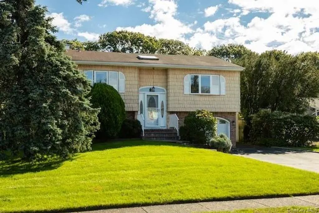 45 Rudder Drive, Holtsville