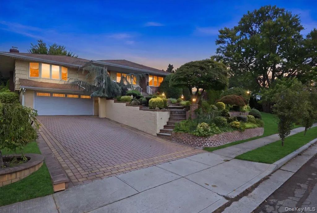 47 Royal Way, Manhasset Hills