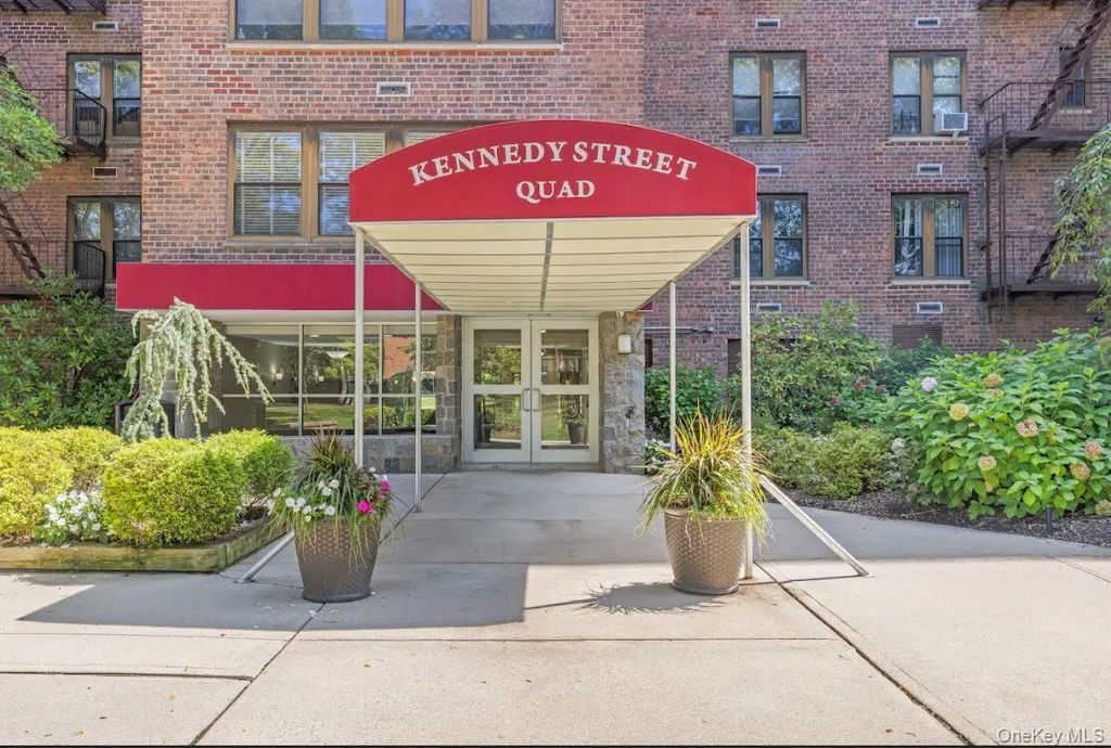 18-75 Corporal Kennedy Street # 3j, Bayside
