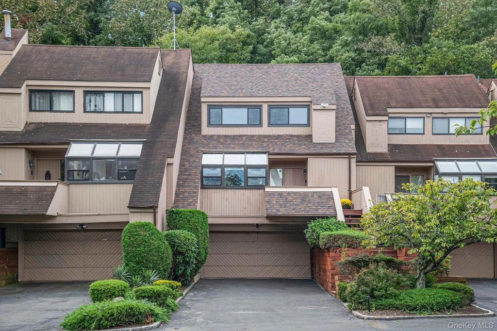 8 John Bean Court, Port Washington