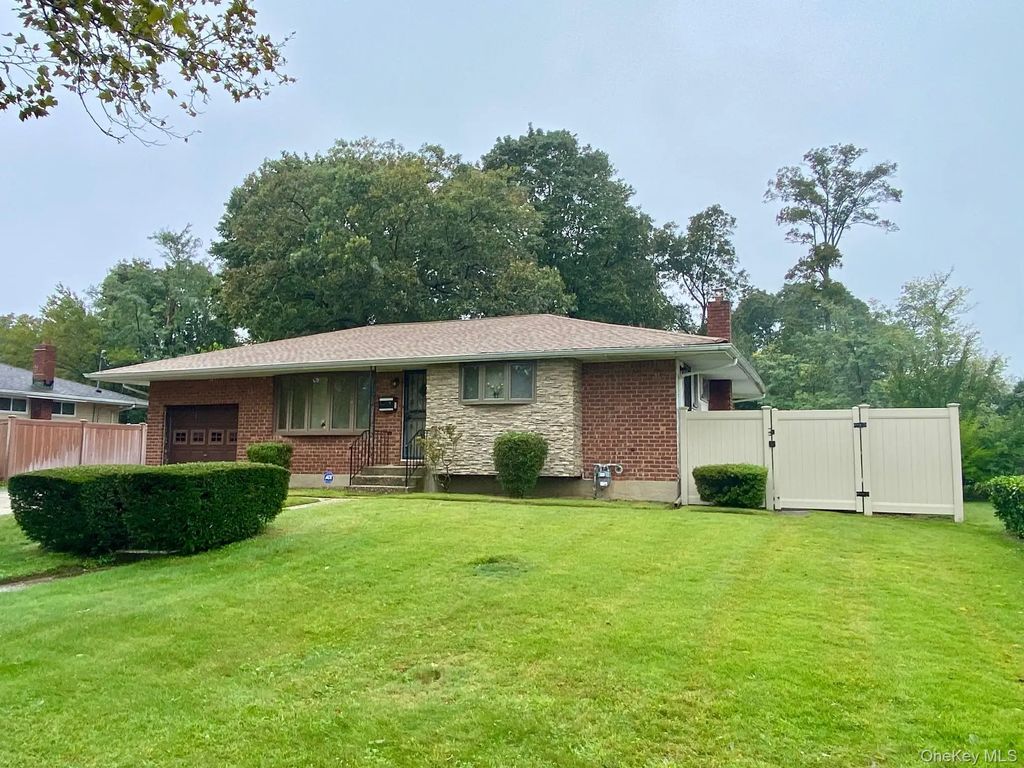12 Marie Crescent, Commack