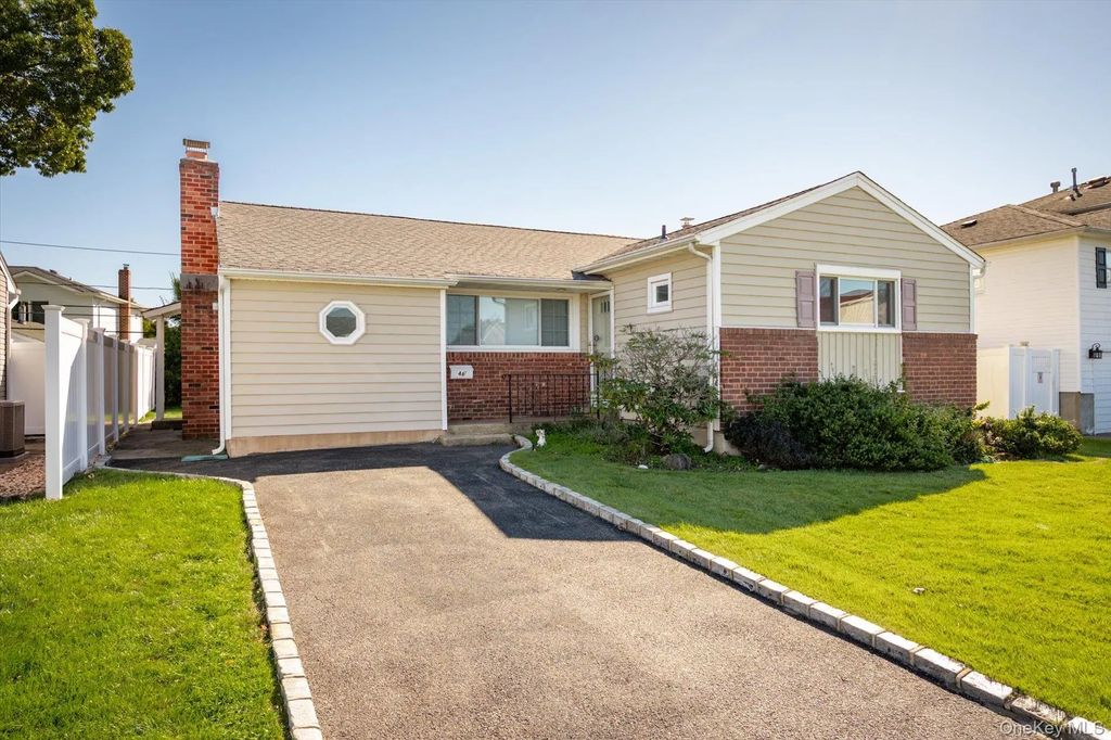 46 Hunter Lane, Hicksville