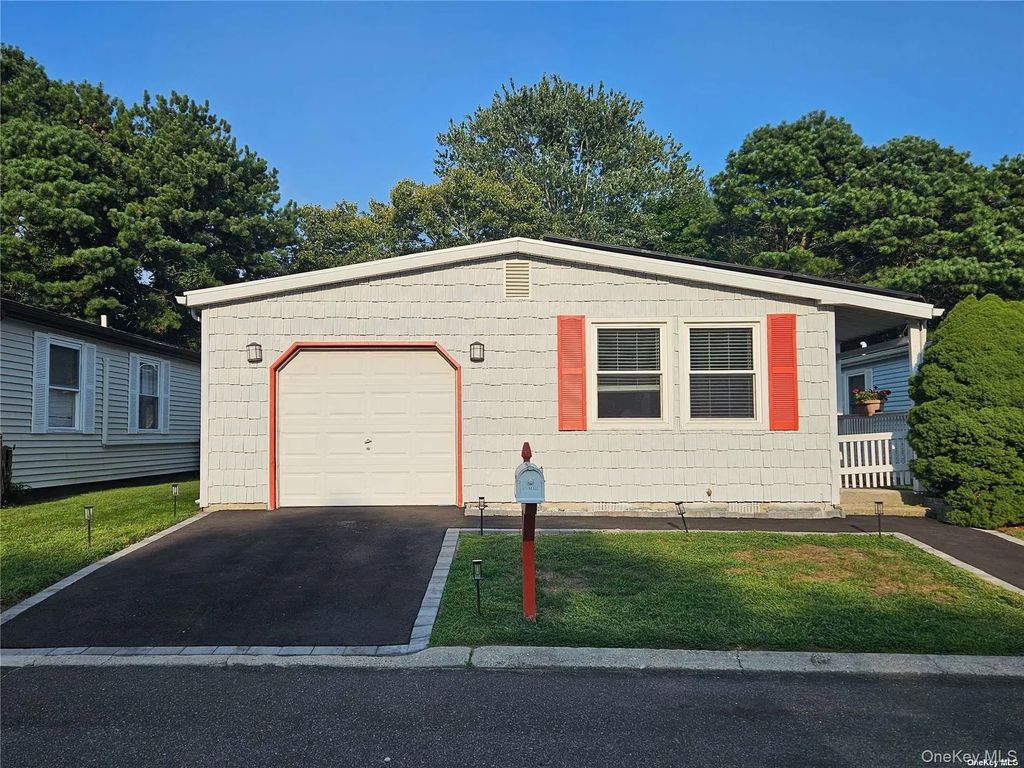 124 Village Circle W # 124, Manorville