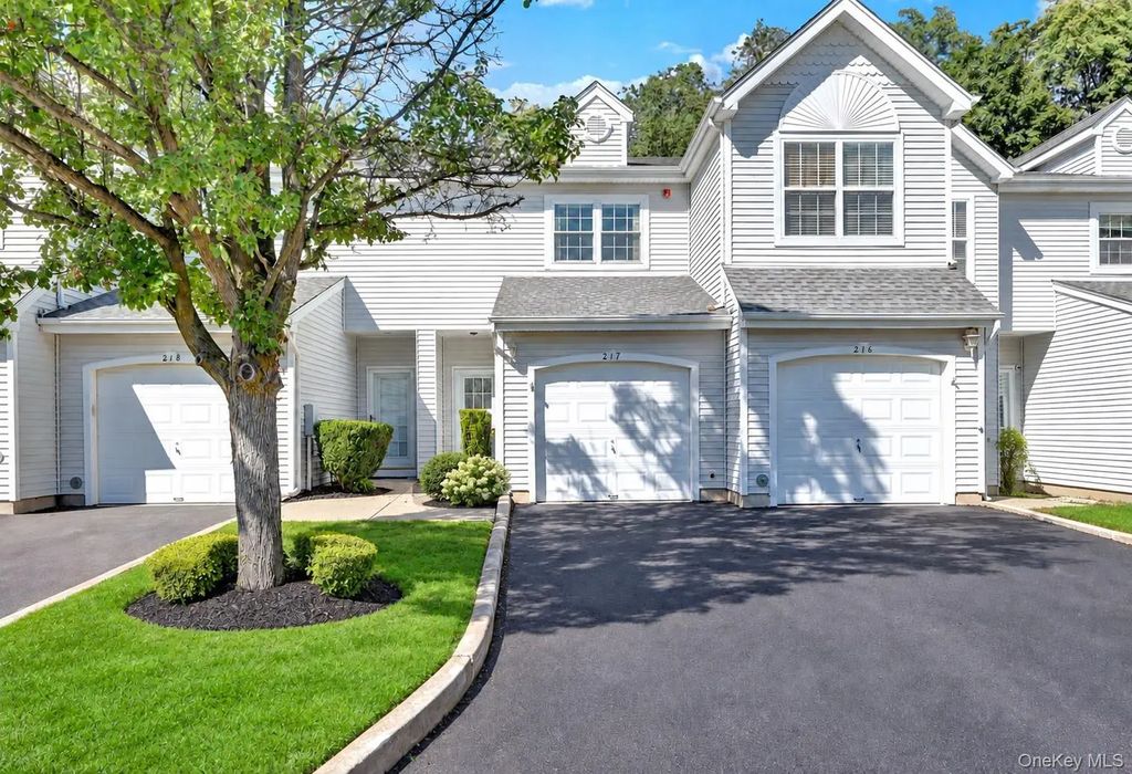 217 Windward Court N, Port Jefferson