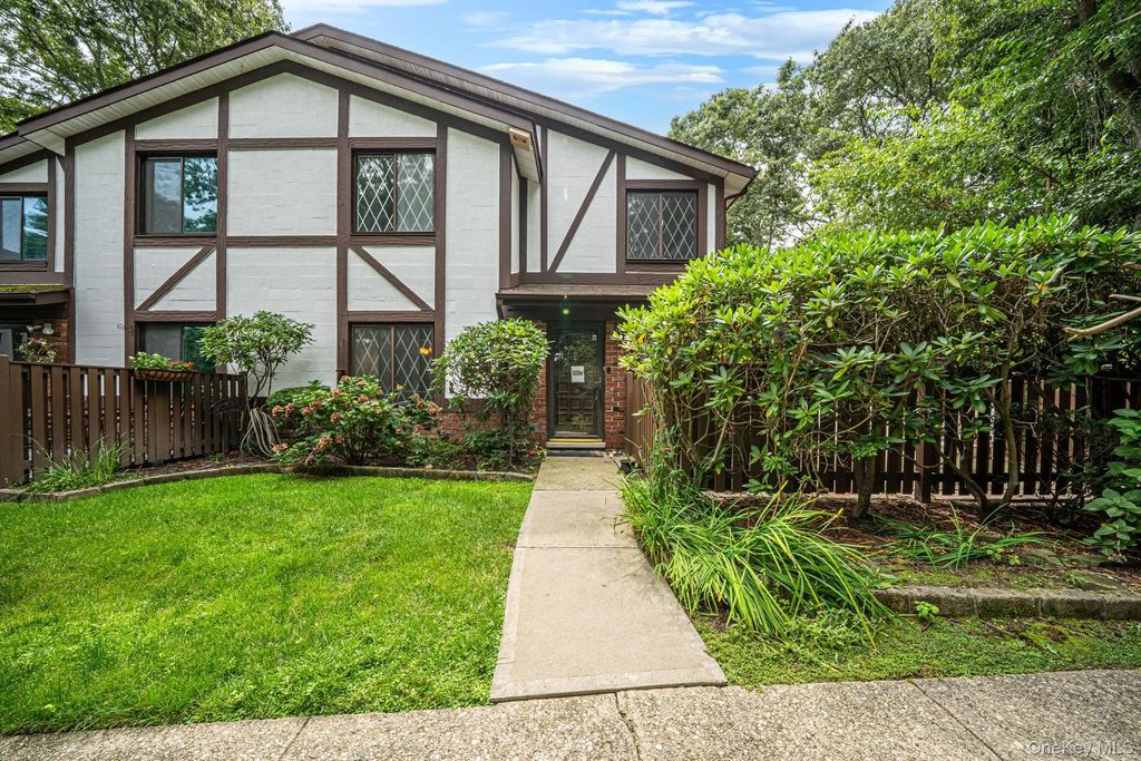 415 Clubhouse Court # 51, Coram