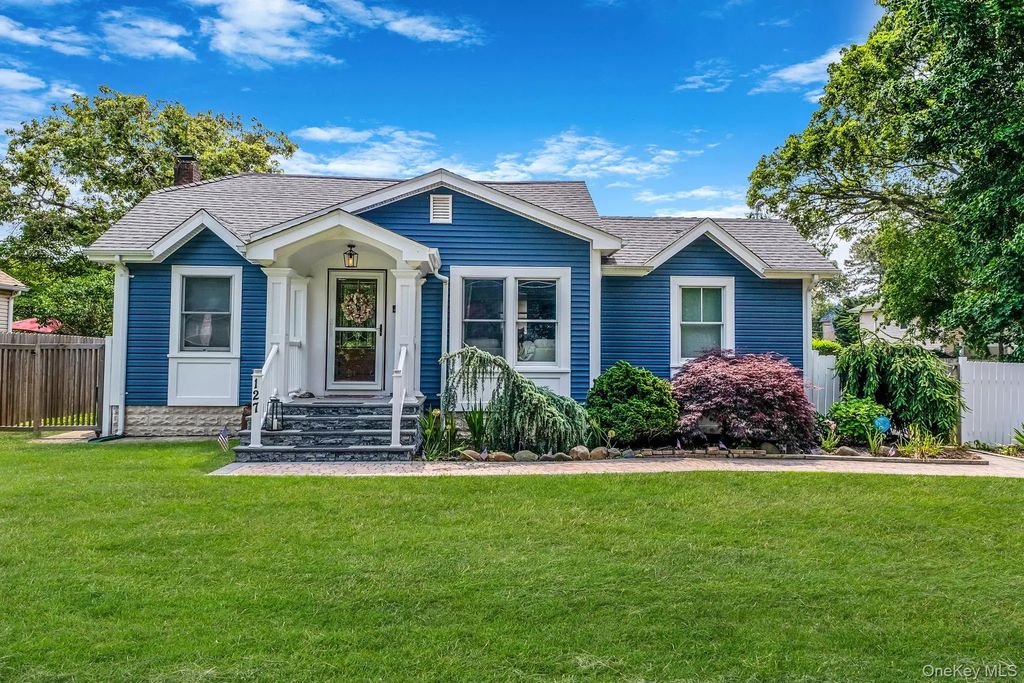127 Clinton Avenue, East Patchogue
