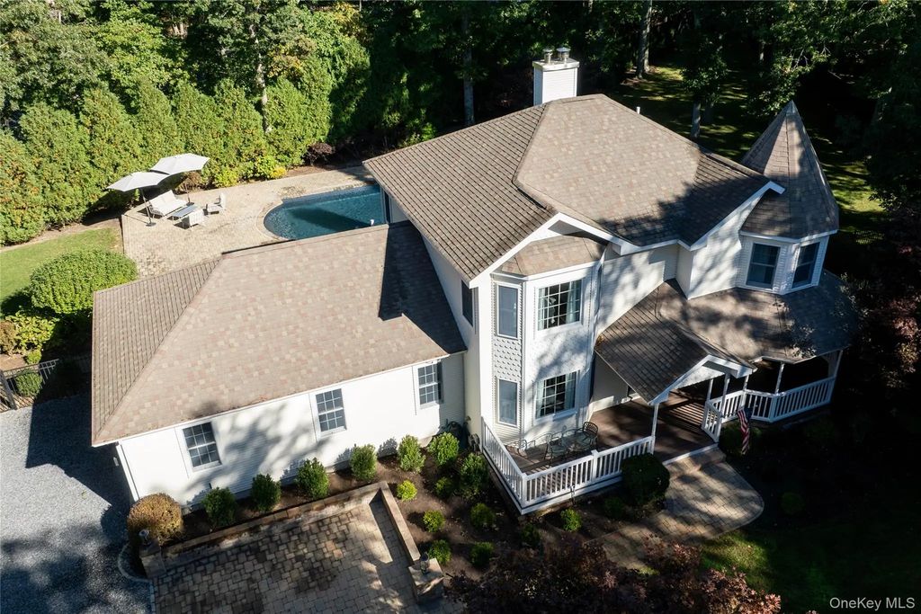 11 Country Estates Road, Westhampton