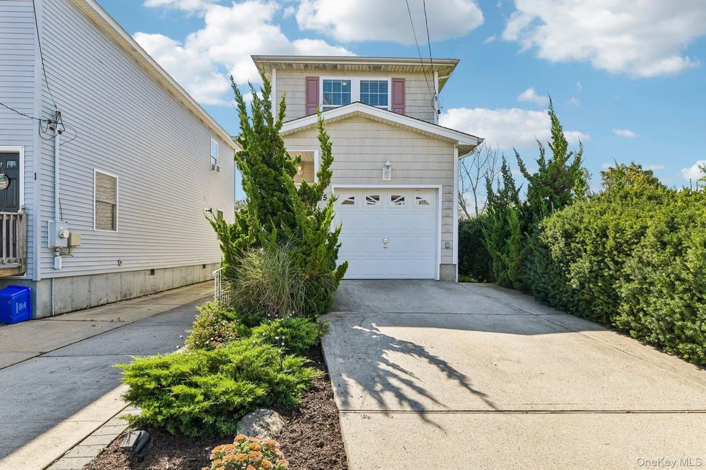 5 Martin Street W, East Rockaway