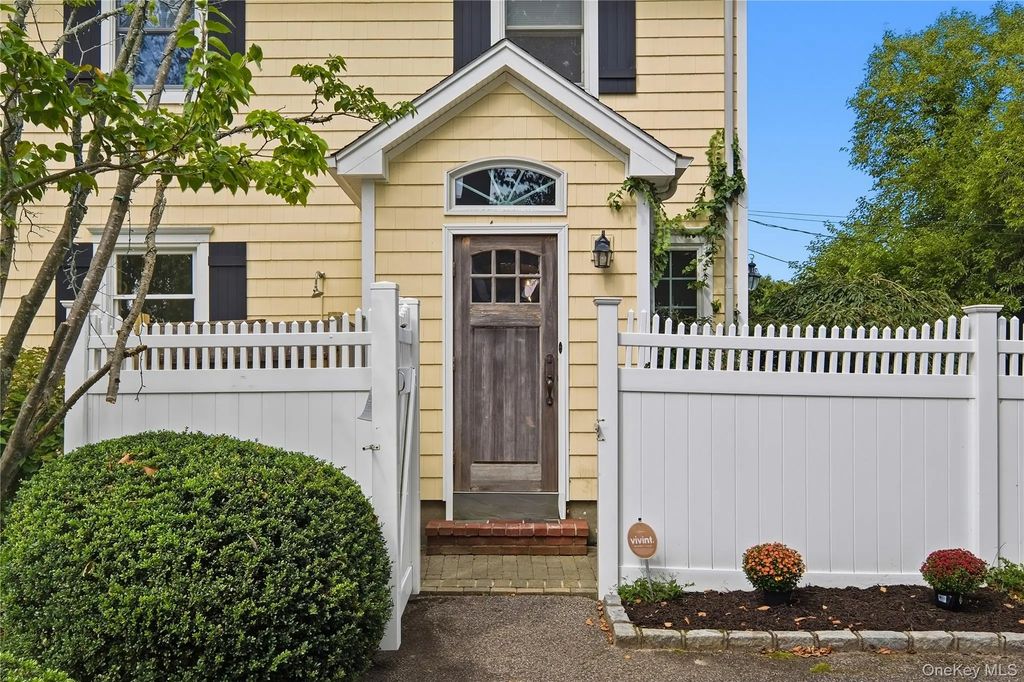 52 Bayway Avenue, Brightwaters