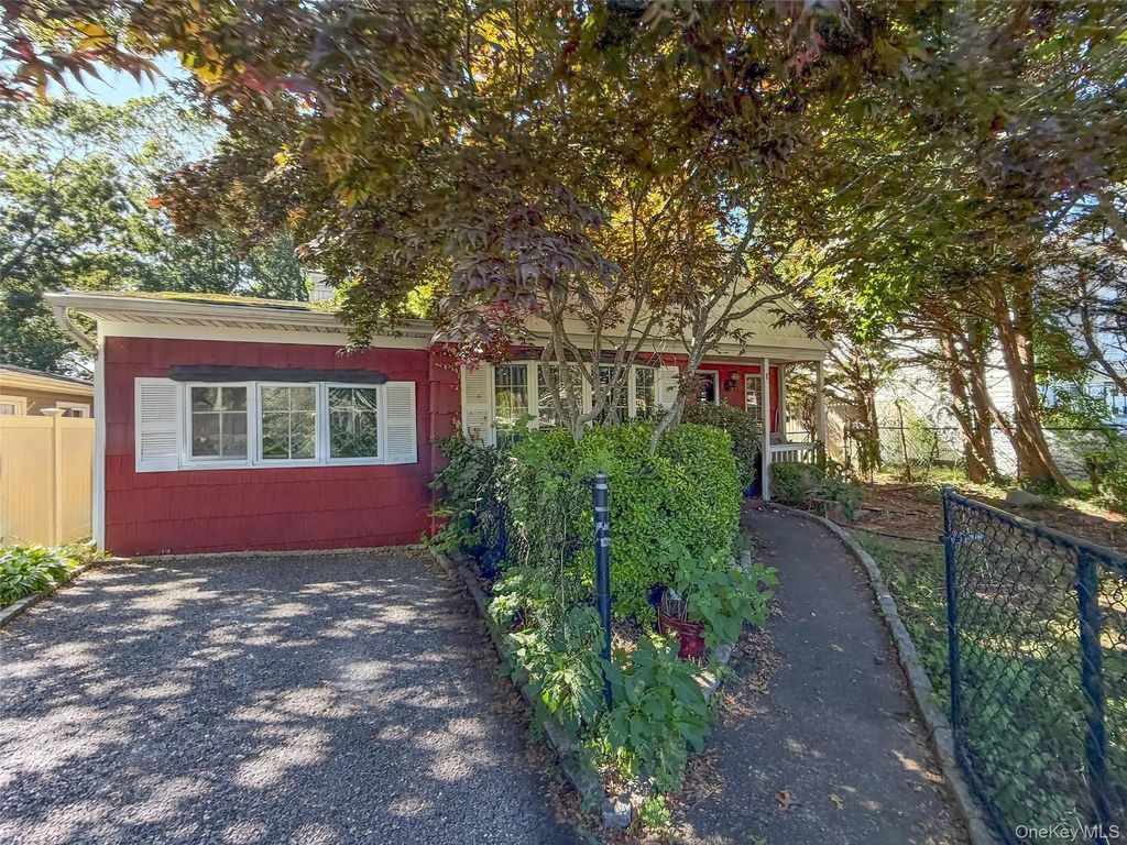 30 Oakwood Drive, Shirley