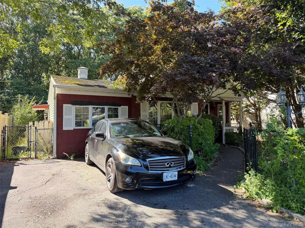 30 Oakwood Drive, Shirley