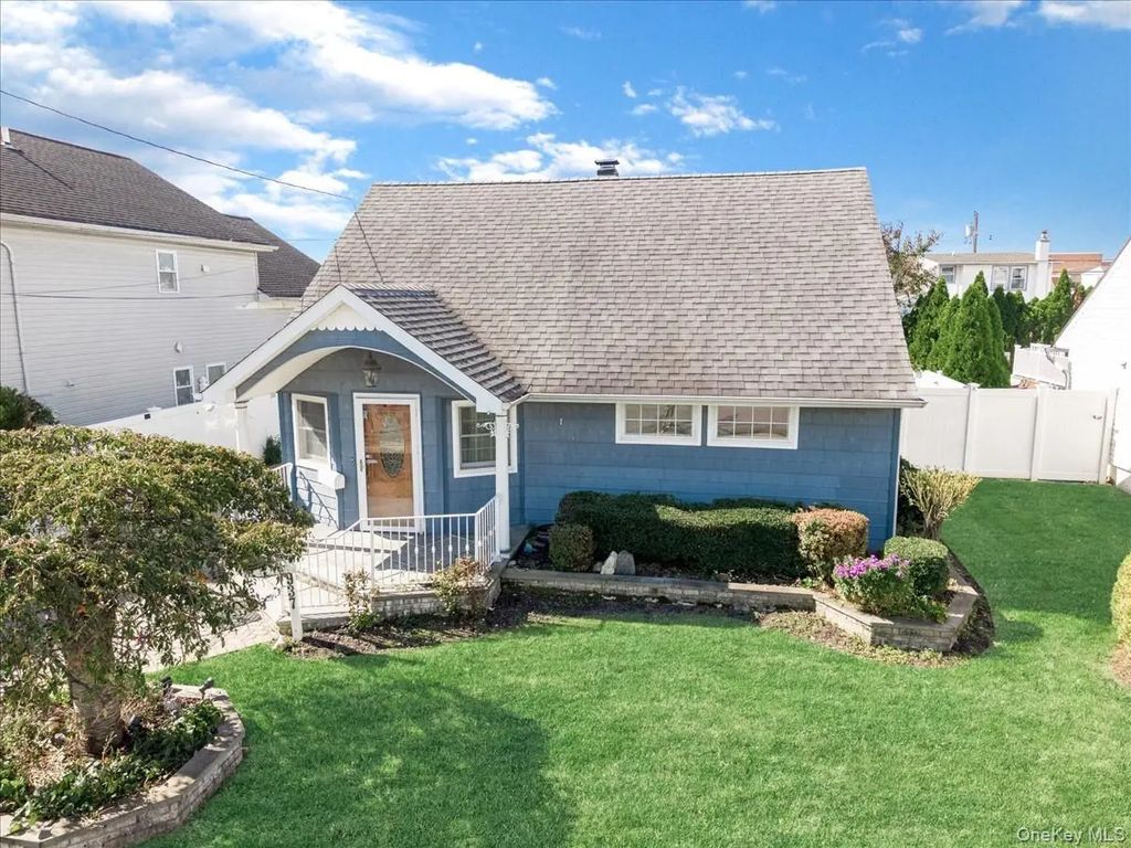937 Mirabelle Avenue, Westbury