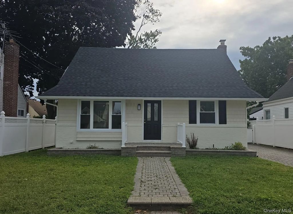 200 Raff Avenue, Elmont