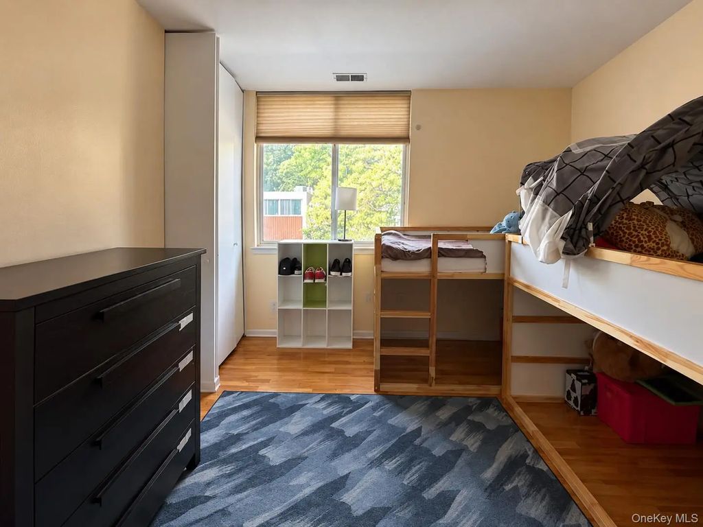 921 Colony Drive, Hartsdale