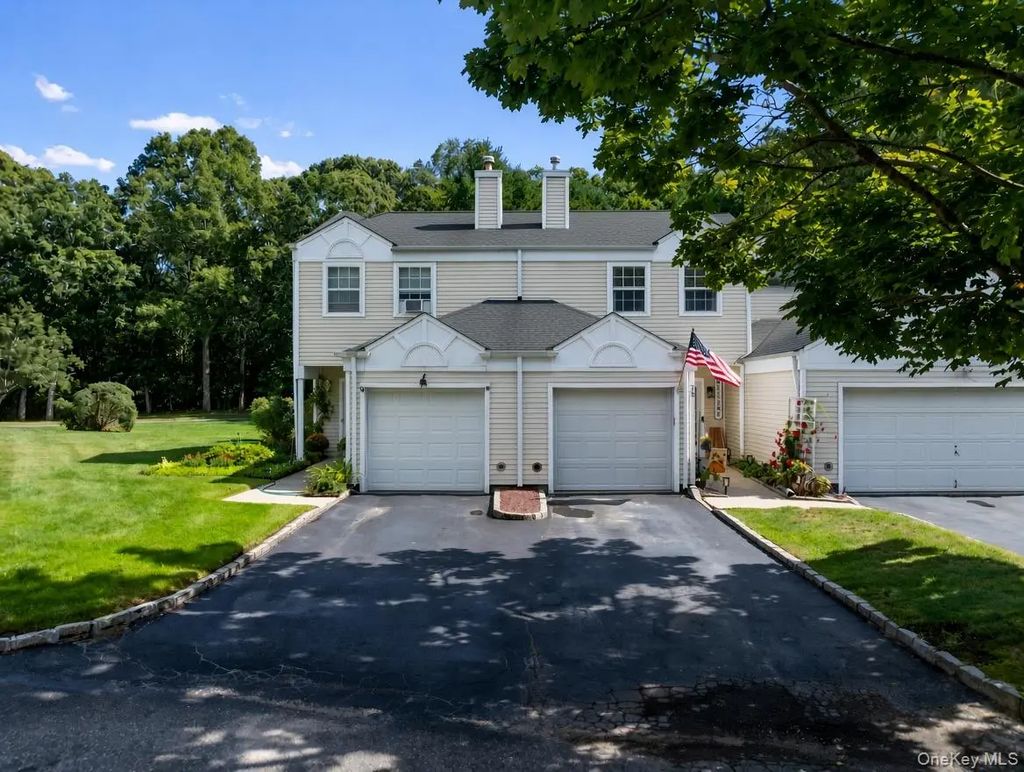 75 Fox Court, Manorville