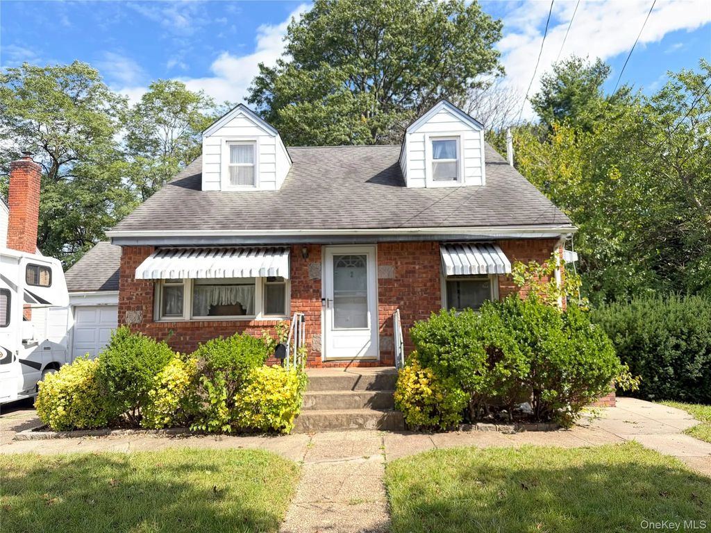 62 9th Avenue, Mineola