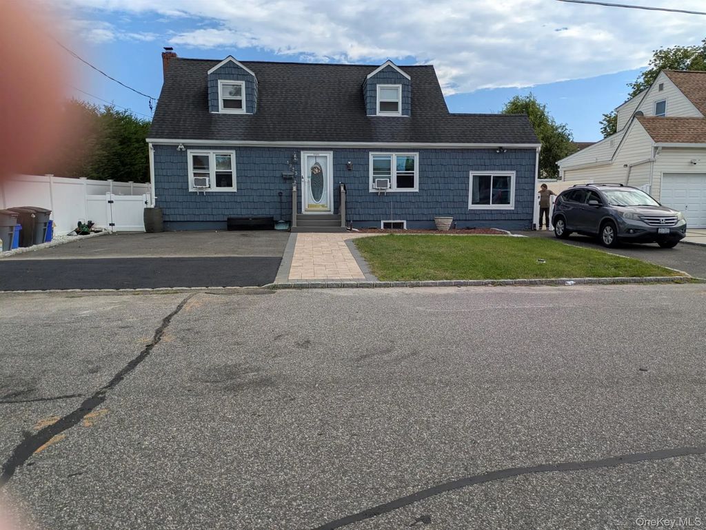1233 12 Street, West Babylon