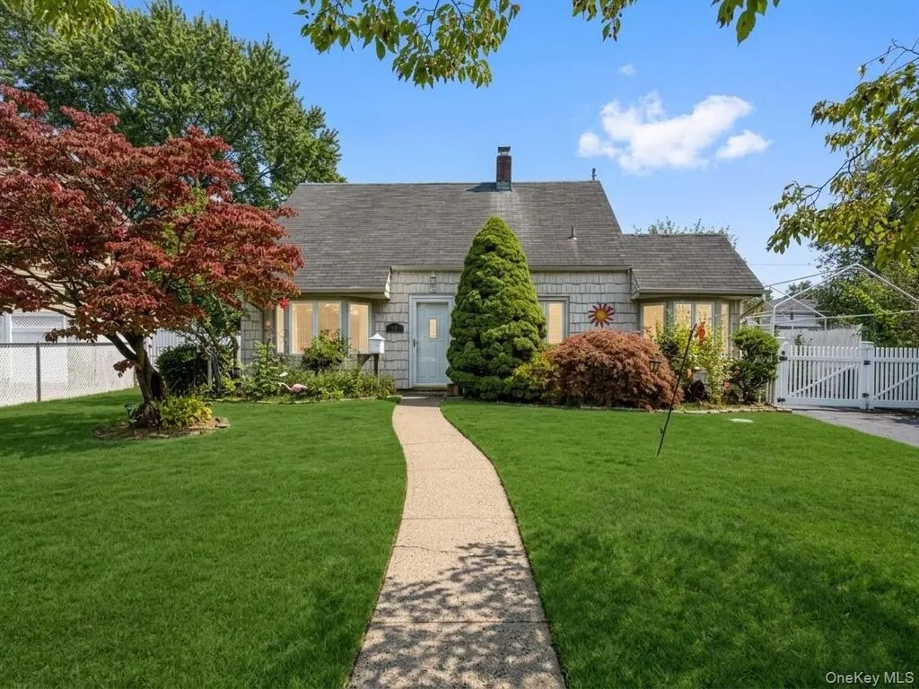 19 Curve Lane, Levittown