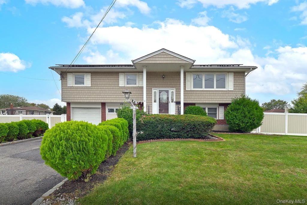 105 N Lewis Avenue, Lindenhurst