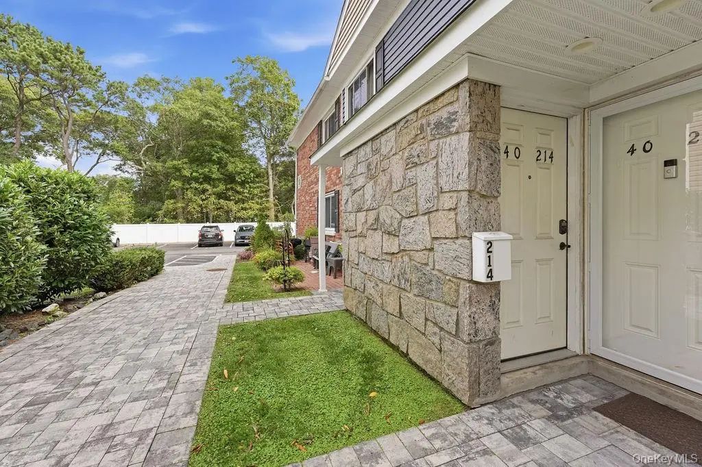 40 W 4th Street # 214, Patchogue
