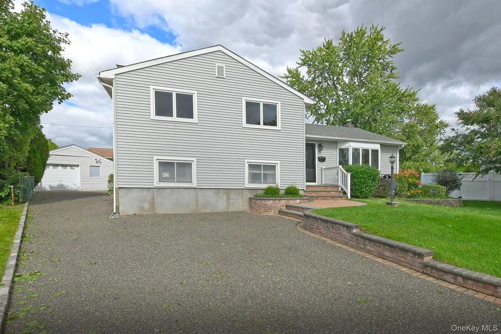 5 Robin Court, Bethpage