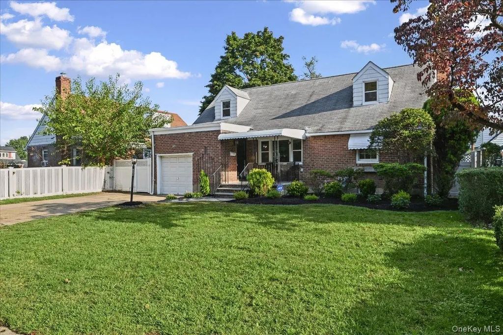 54 Greenway Boulevard, Elmont