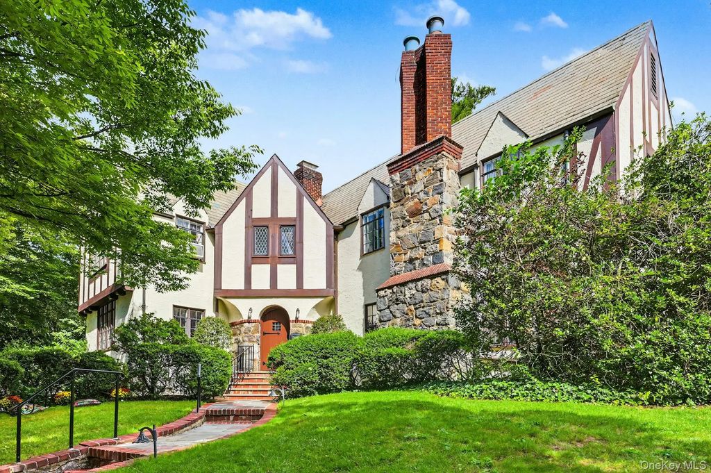 50 Circle Drive, Manhasset