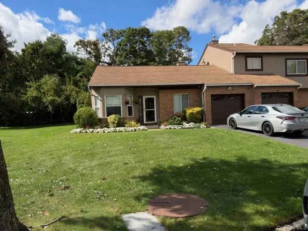 6 Timber Ridge Drive # 6, Holtsville