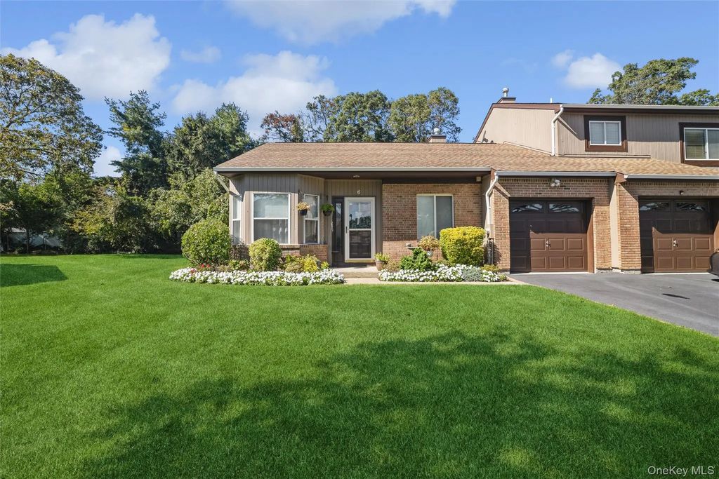 6 Timber Ridge Drive # 6, Holtsville