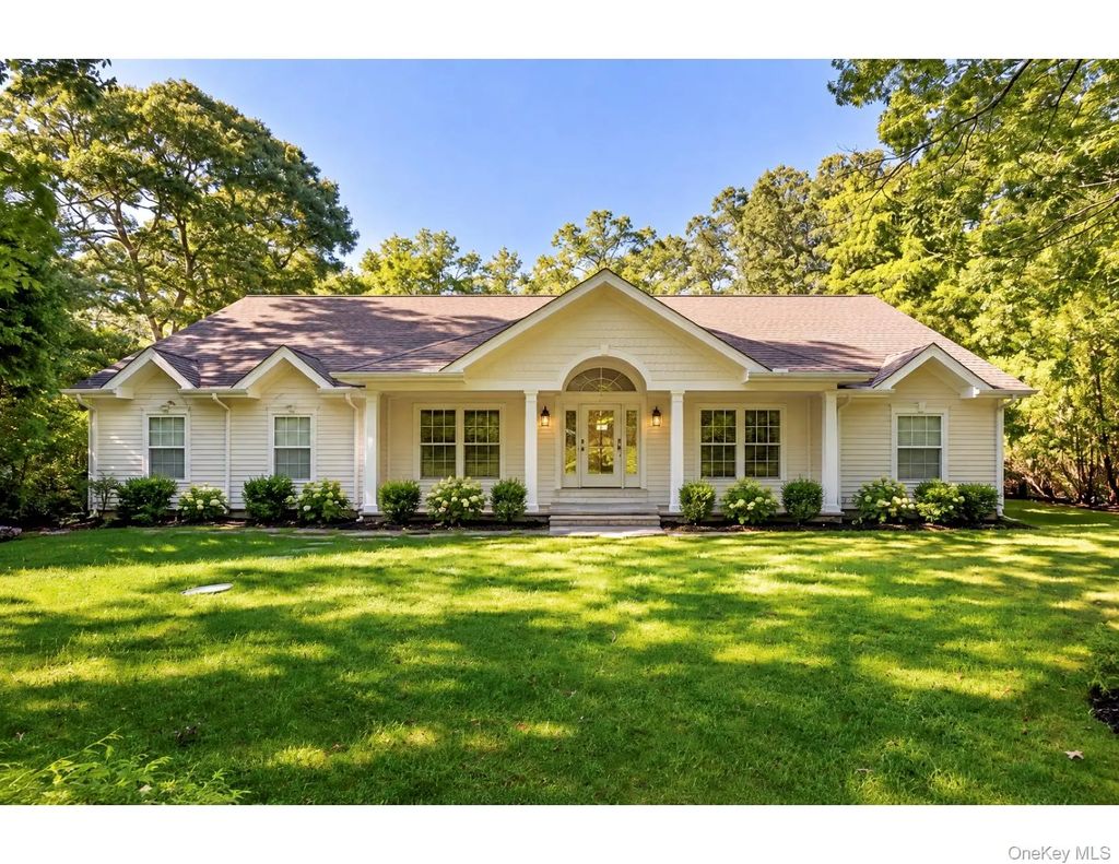 16 Willowood Court, Westhampton