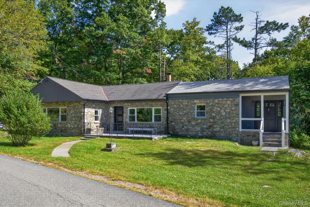 517 E Mountain Road N, Cold Spring