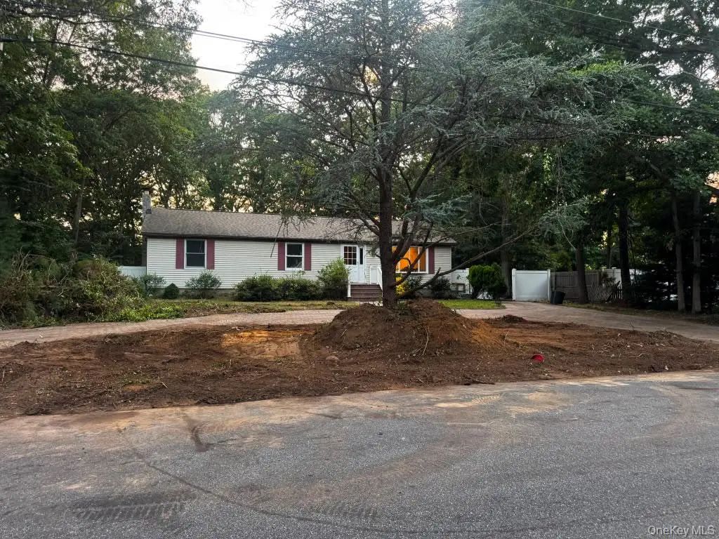 409 Wellwood Drive, Shirley