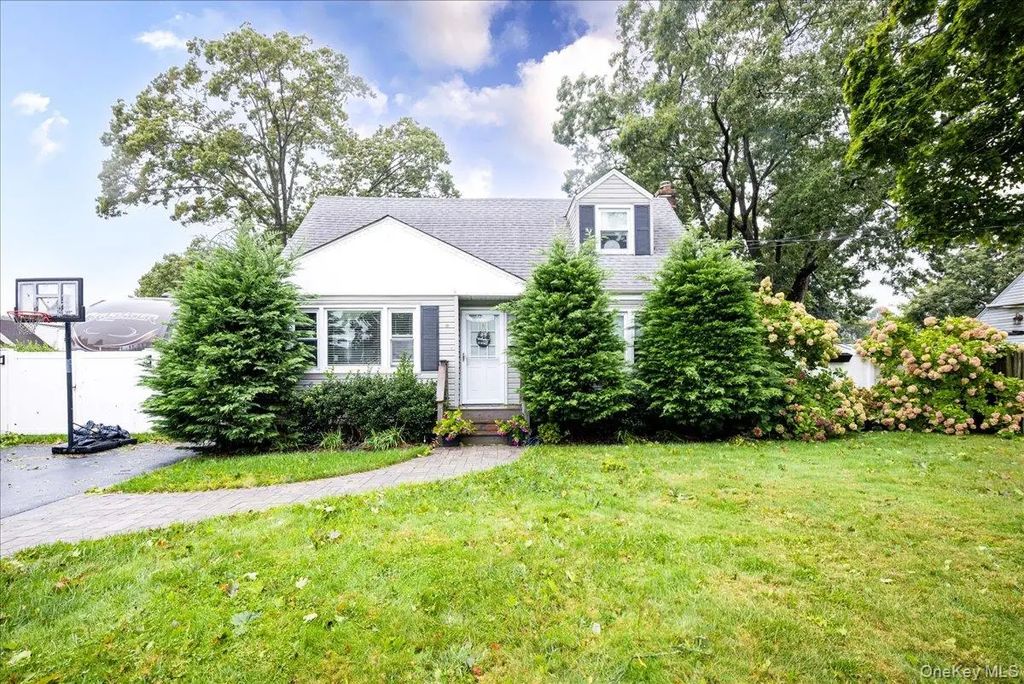 621 N Fulton Avenue, Lindenhurst