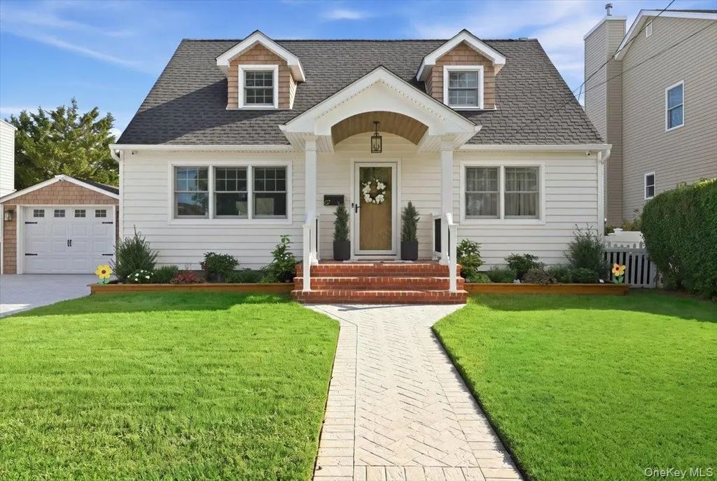 67 Raff Avenue, Mineola