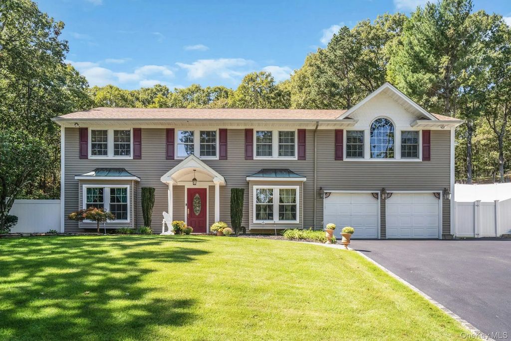 43 Stonehurst Lane, Dix Hills
