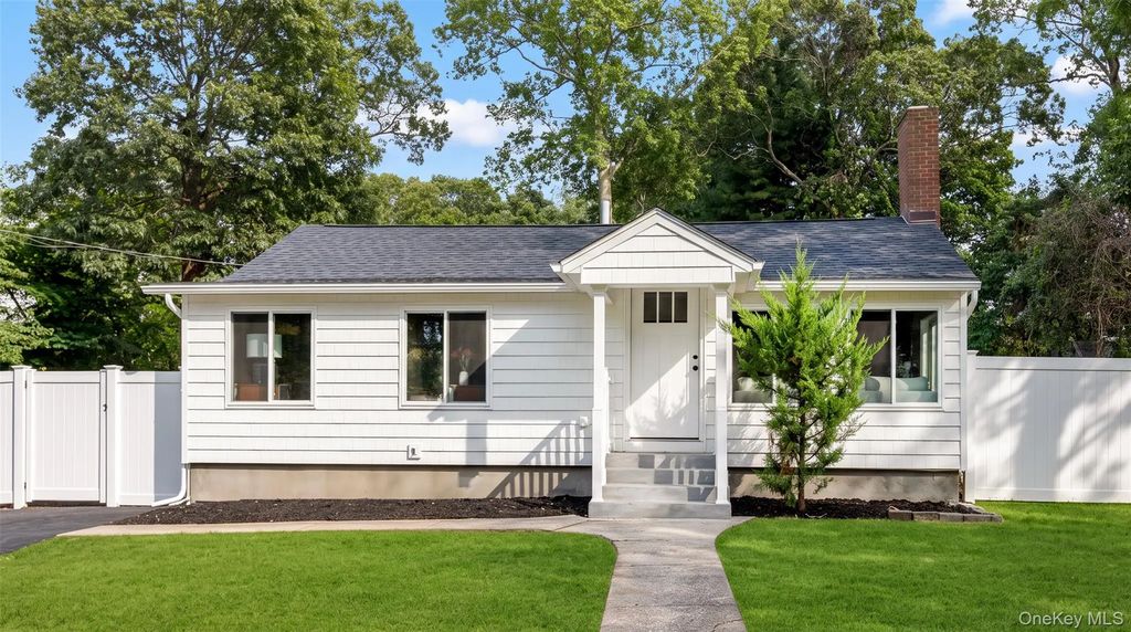 8 Woodlawn Avenue, Selden