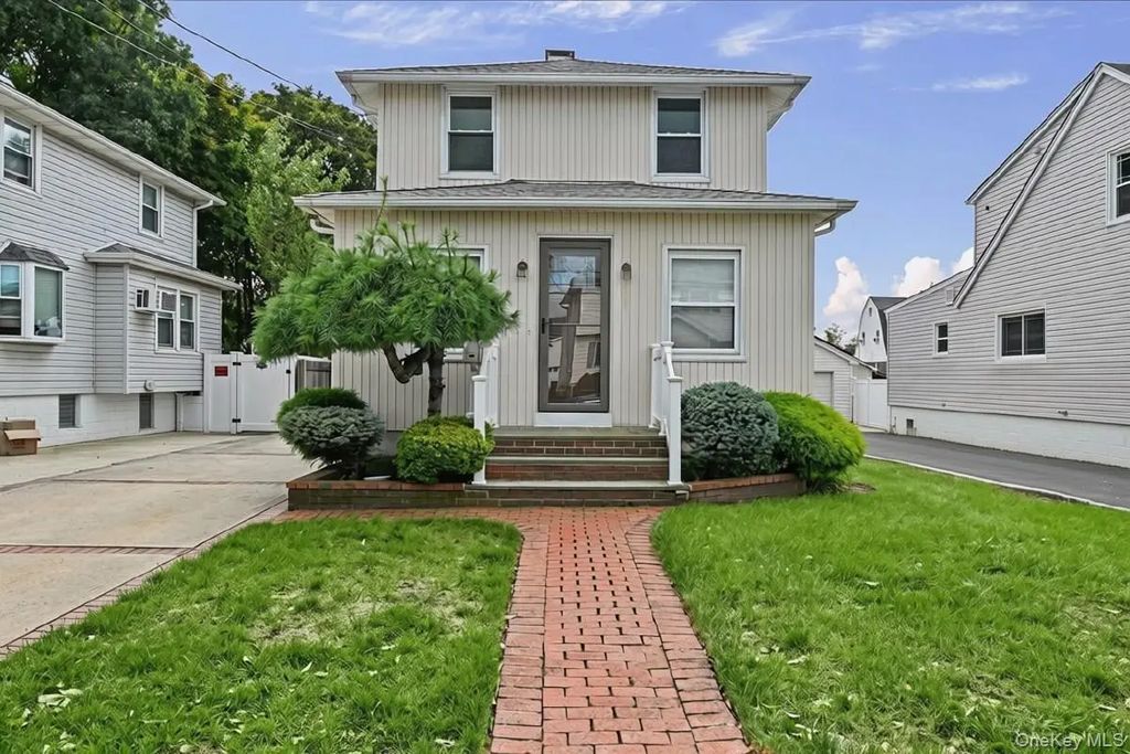 309 Frederick Avenue, Bellmore