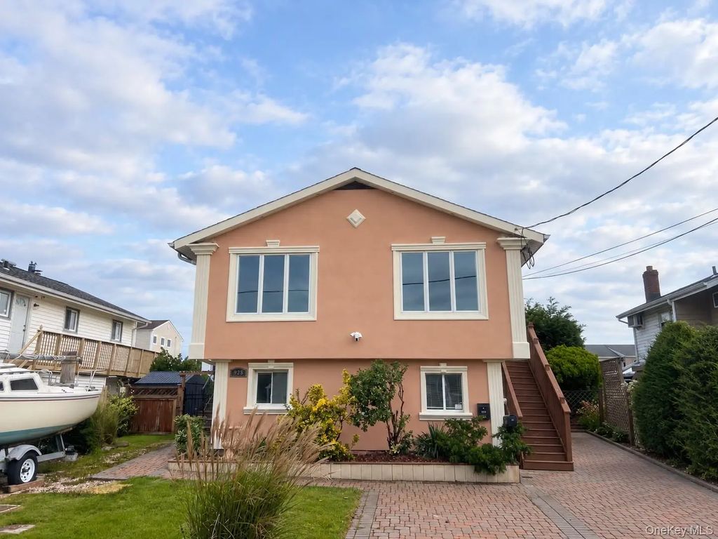 925 S Long Beach Avenue, Freeport