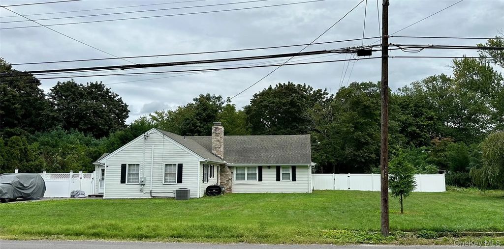 1385 Gardiner Drive, Bay Shore