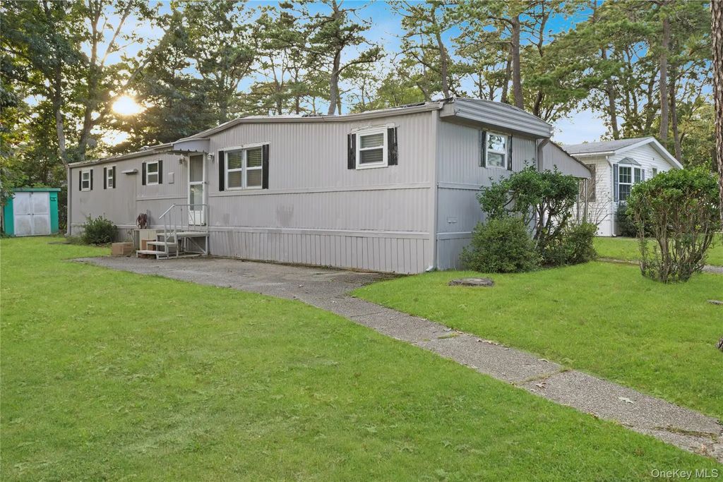 525 Riverleigh Avenue # 35, Riverhead