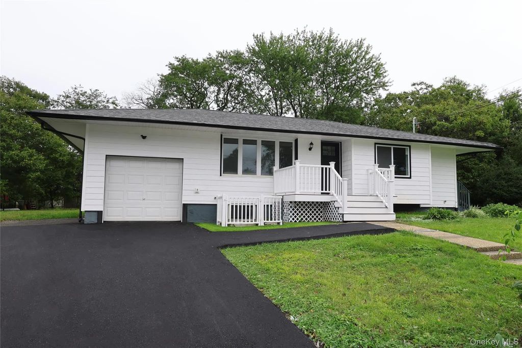 1537 Agate Street, Bay Shore