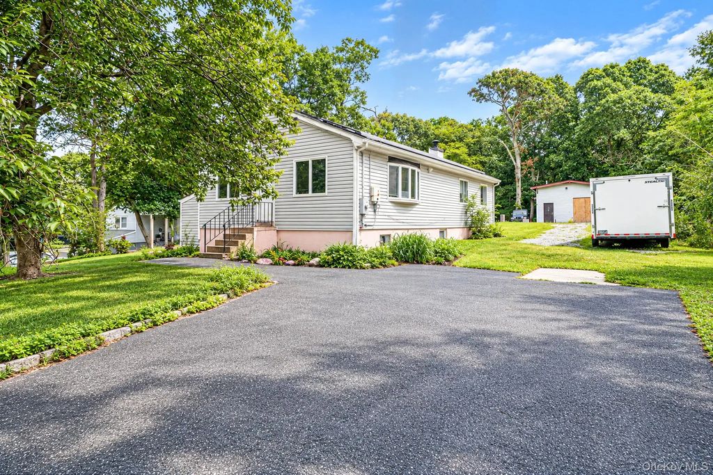 95 W Bartlett Road, Middle Island