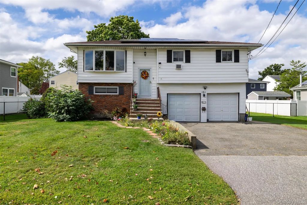 121 W Lake Drive, Lindenhurst