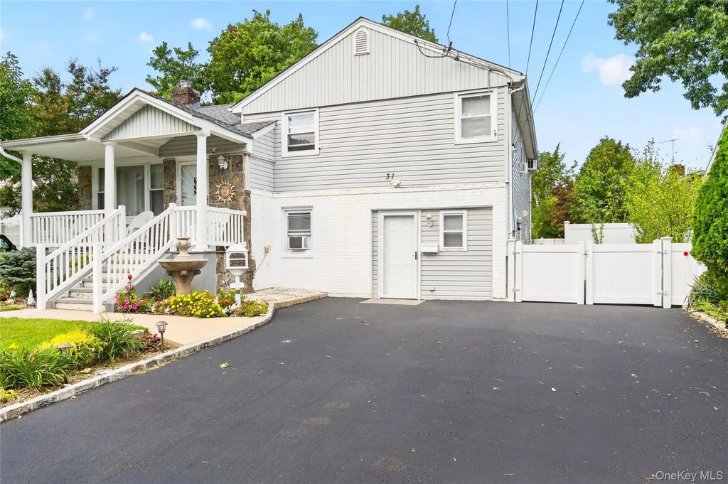 31 Nesaquake Avenue, Port Washington