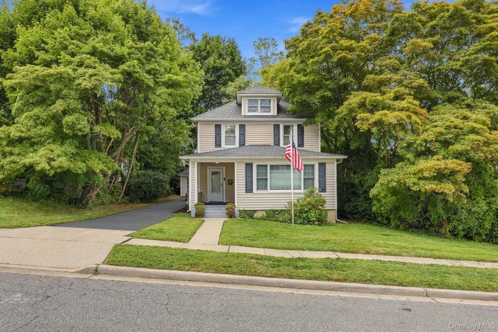 24 Bella Vista Street, Locust Valley