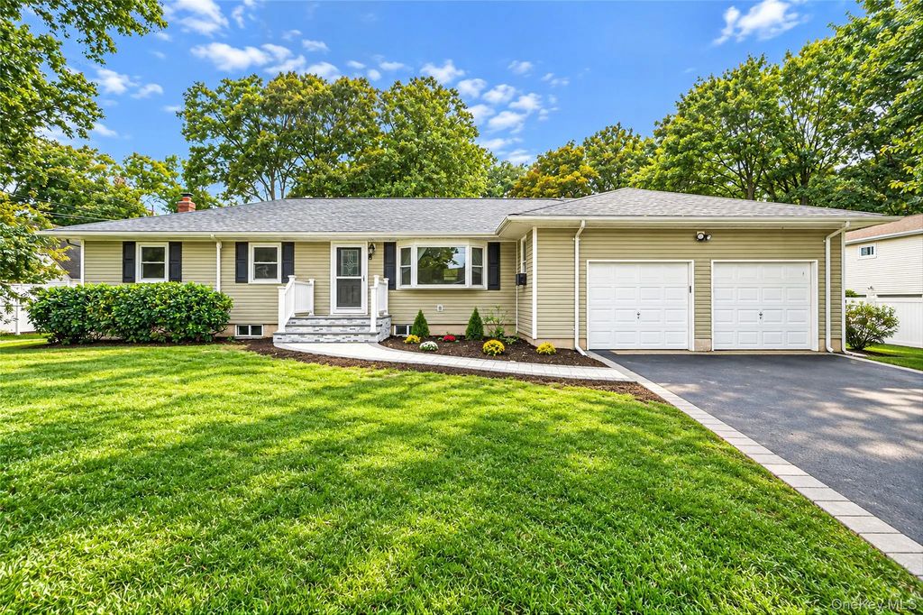 132 Smith Avenue, Holbrook