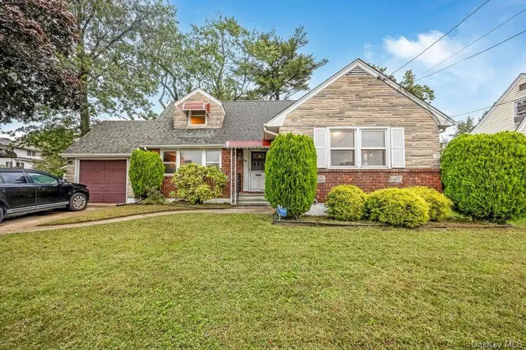 89 Catherine Avenue, Franklin Square