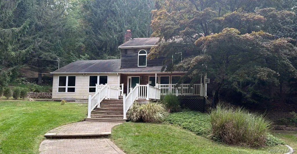 56 E Bartlett Road, Middle Island
