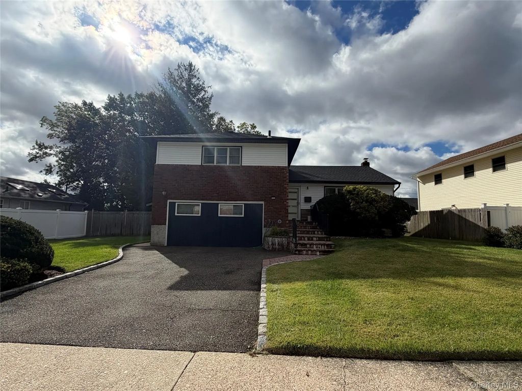 4 Evelyn Road, Plainview