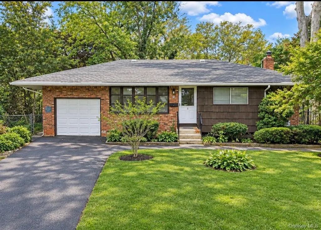 5 Pebble Lane, South Huntington